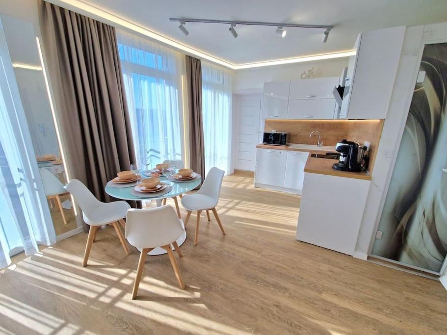 Luxury Apartment. 75 Inches Tv Varna Bagian luar foto
